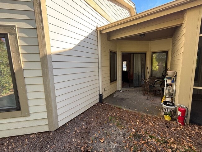 Building Photo - 2 Bed 2 Bath Townhouse