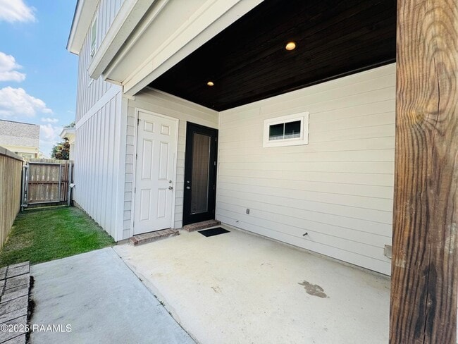 Building Photo - 113 Oak Village Dr