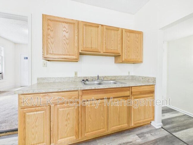 Building Photo - 484 Crouse St