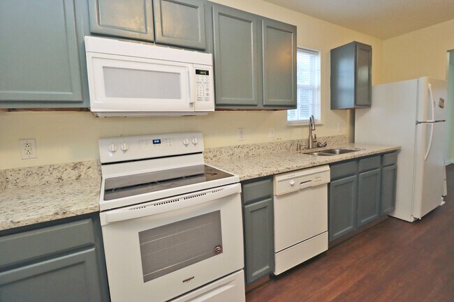 Building Photo - 560 Summit Terrace Court