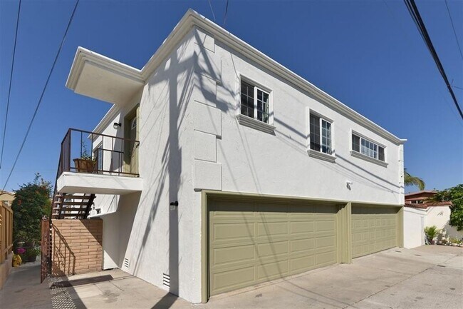 Building Photo - Luxury One Bedroom Apartment in La Jolla Village! Shared Garage Parking! AC! Washer & Dryer!