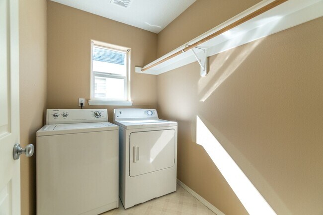 Building Photo - Beautiful Bethany 3 Bedroom Near Parks & Schools!