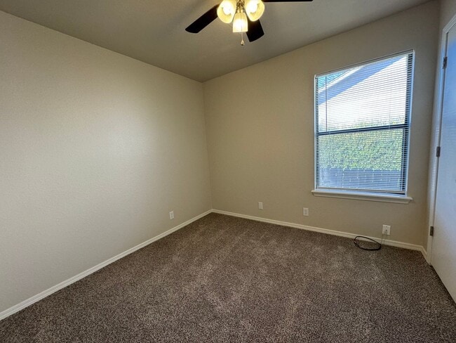 Building Photo - Gorgeous 3 bedroom 2 bathroom home