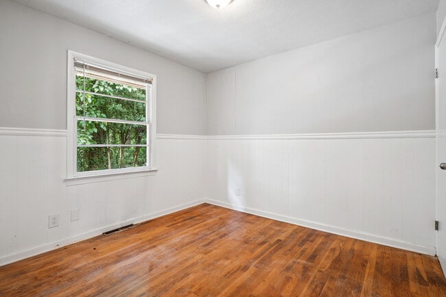 Building Photo - 582 Boyds Dr SE