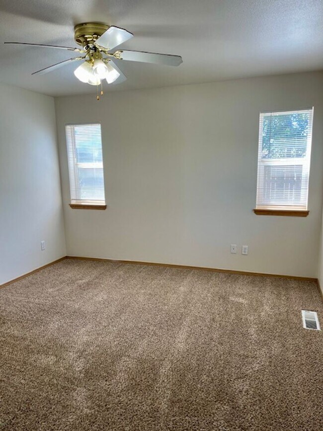 Building Photo - Charming 3-Bedroom Home with Open Layout & Fenced Yard!
