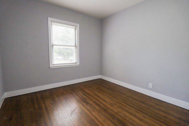 Building Photo - 3 Bed | 1 Bath | Mid Town | $1400