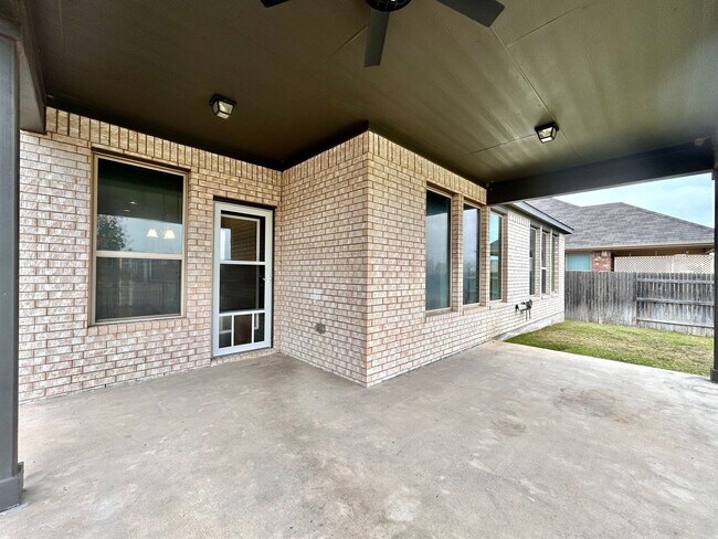 Building Photo - Bright & Beautiful 4 Bed, 3.5 Bath Home with Room for Everyone