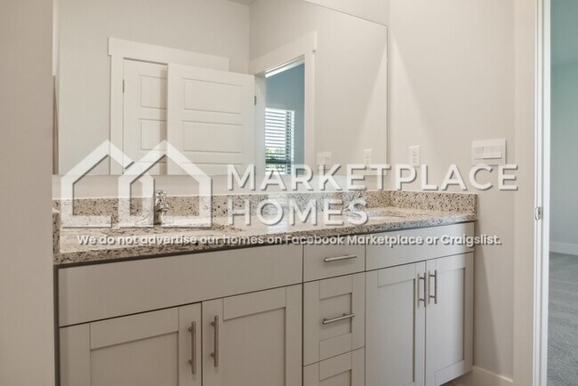 Building Photo - 2070 Hyacinth Ln