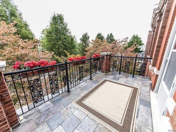 Balcony View (2) - 4507 S Grand Blvd
