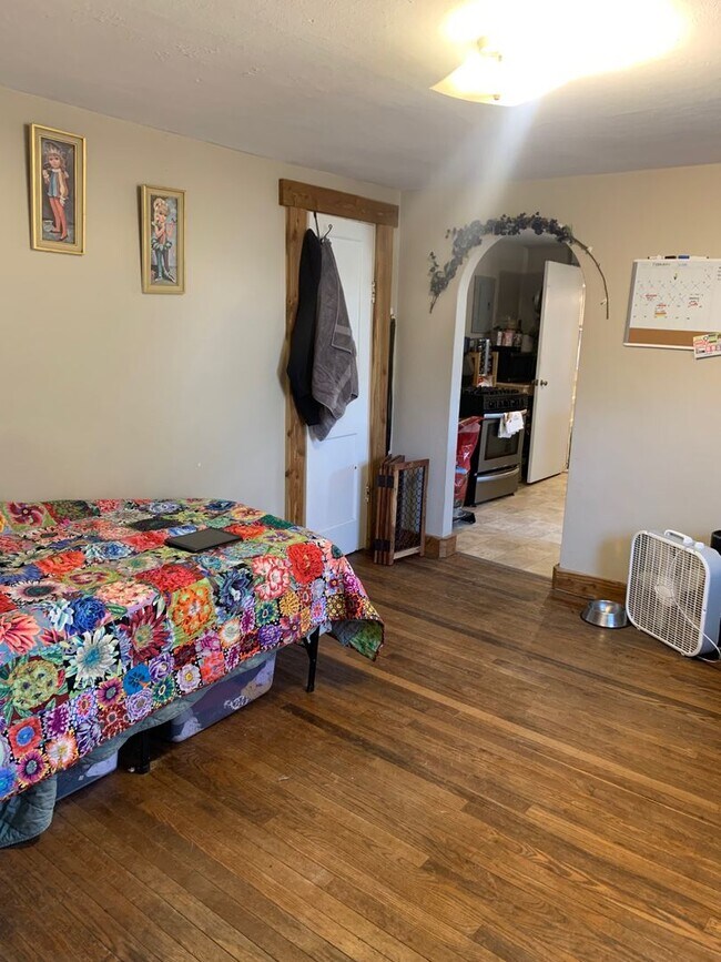 Building Photo - One bedroom, One bath duplex: Maple Height...