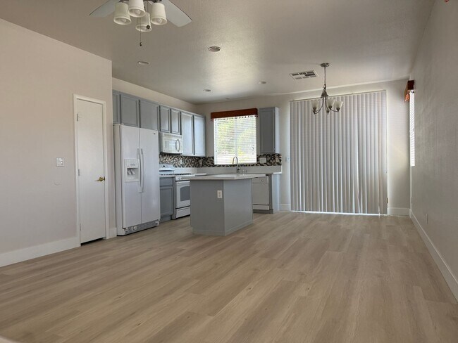 Building Photo - 3bd/2bath Single Story Home!