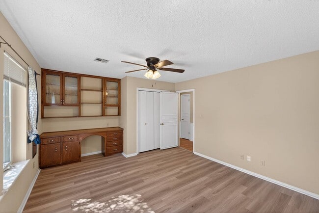 Building Photo - 1910 W 4th St S