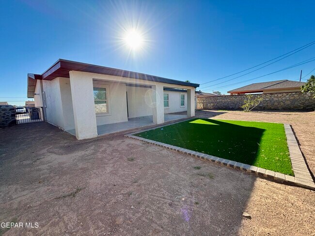 Building Photo - 2633 Dunoon Dr