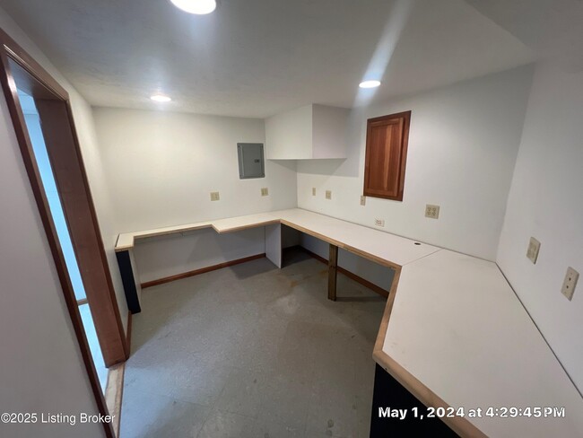 Building Photo - 230 S Circlecrest Dr