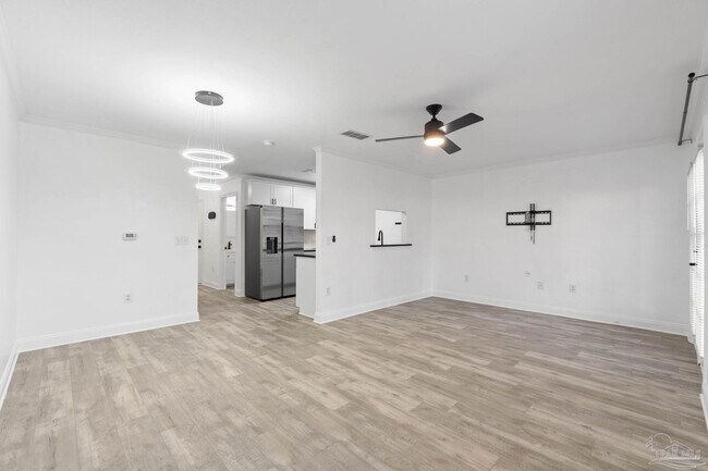 Building Photo - 707 Majestic Dr