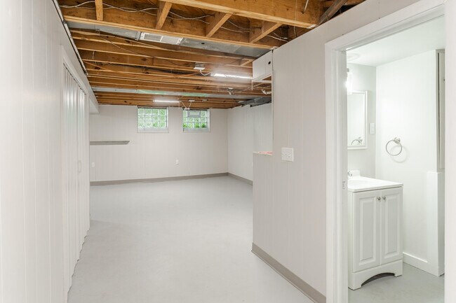 Building Photo - 2300 Devonshire Rd