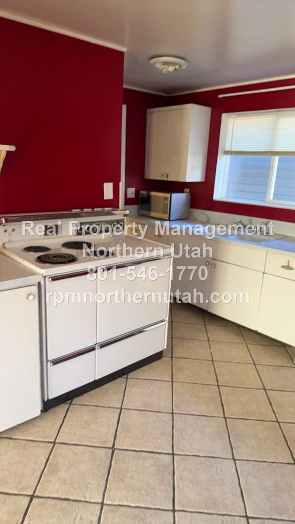 Building Photo - 5 Bedroom 2 Bath Home In Kaysville Available!