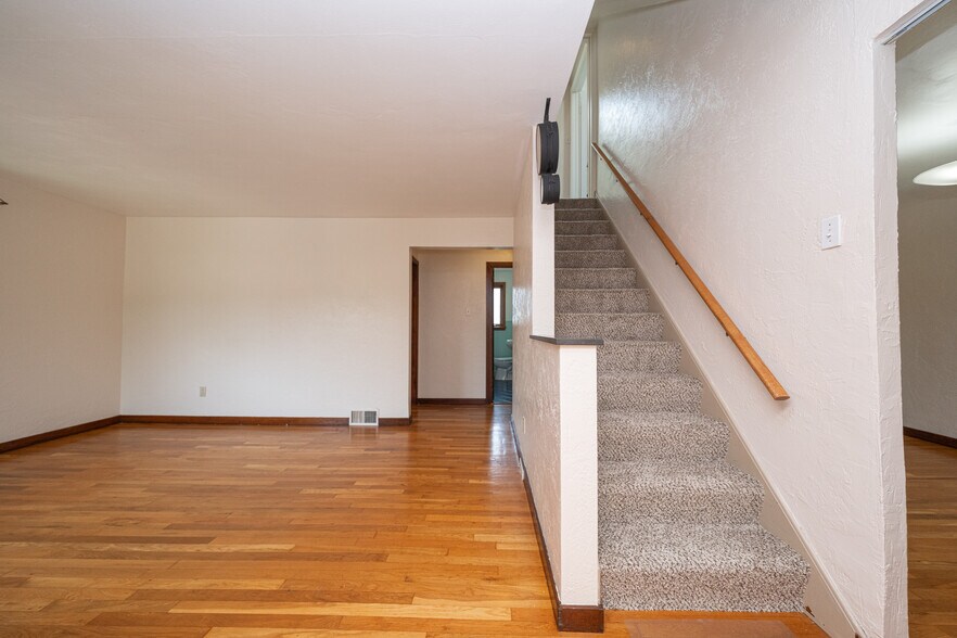 Building Photo - 445 Jenne Dr