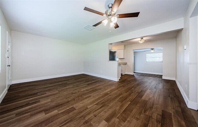 Building Photo - 1310 Robin Hood Ln