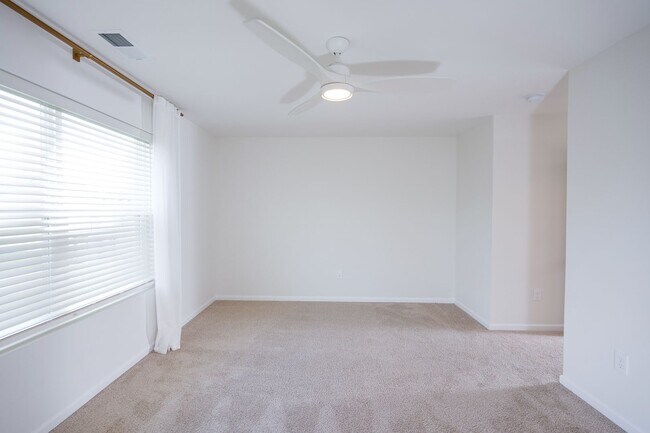 Building Photo - 245 Hollyhock Dr