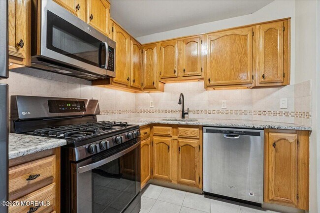 Building Photo - 8 White Oak Ct