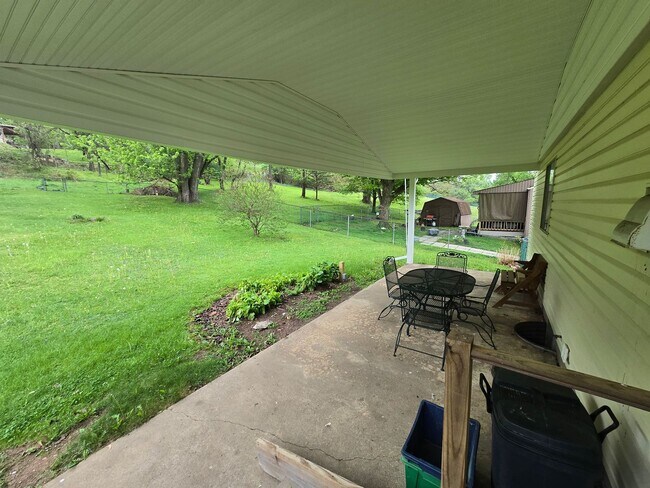 Building Photo - Beautiful 3 Bedroom Split Entry - Plum School District - AVAILABLE NOW