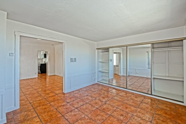 Building Photo - 3809 Crest Dr