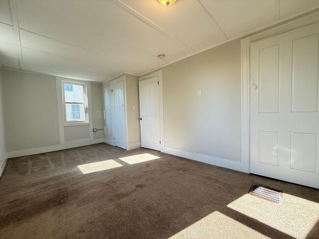 Building Photo - 208 Main St