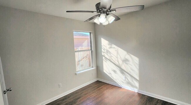 Building Photo - 712 Lazy Crest Dr