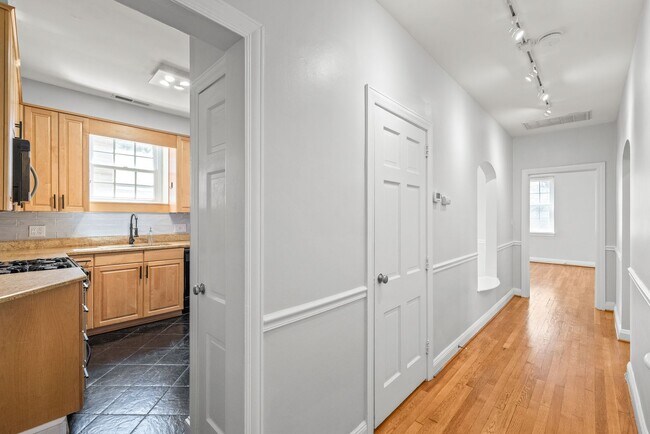 Building Photo - 920 Monticello Terrace