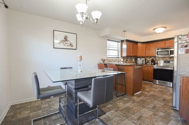 Building Photo - Pet Friendly Three Bedroom!