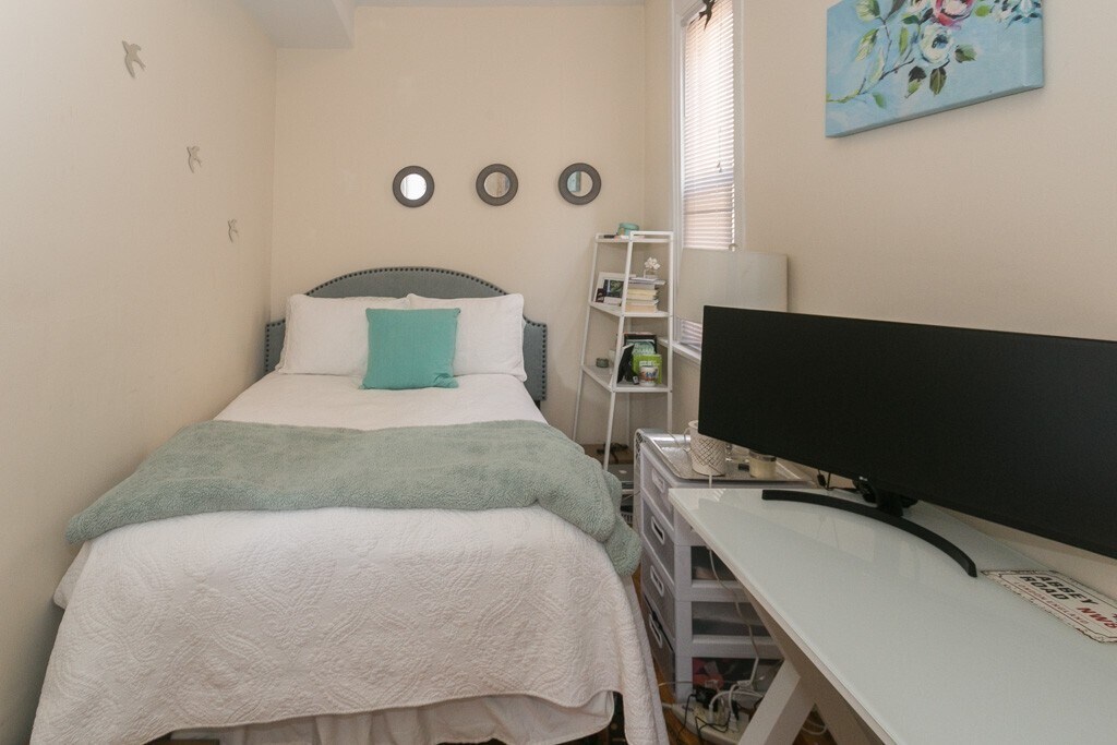 Building Photo - 2137 N Sheffield Ave