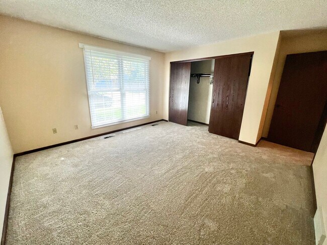 Building Photo - Beautiful 4 Bed, 2 Bath House in South Fort Collins! Avail. June 10th!