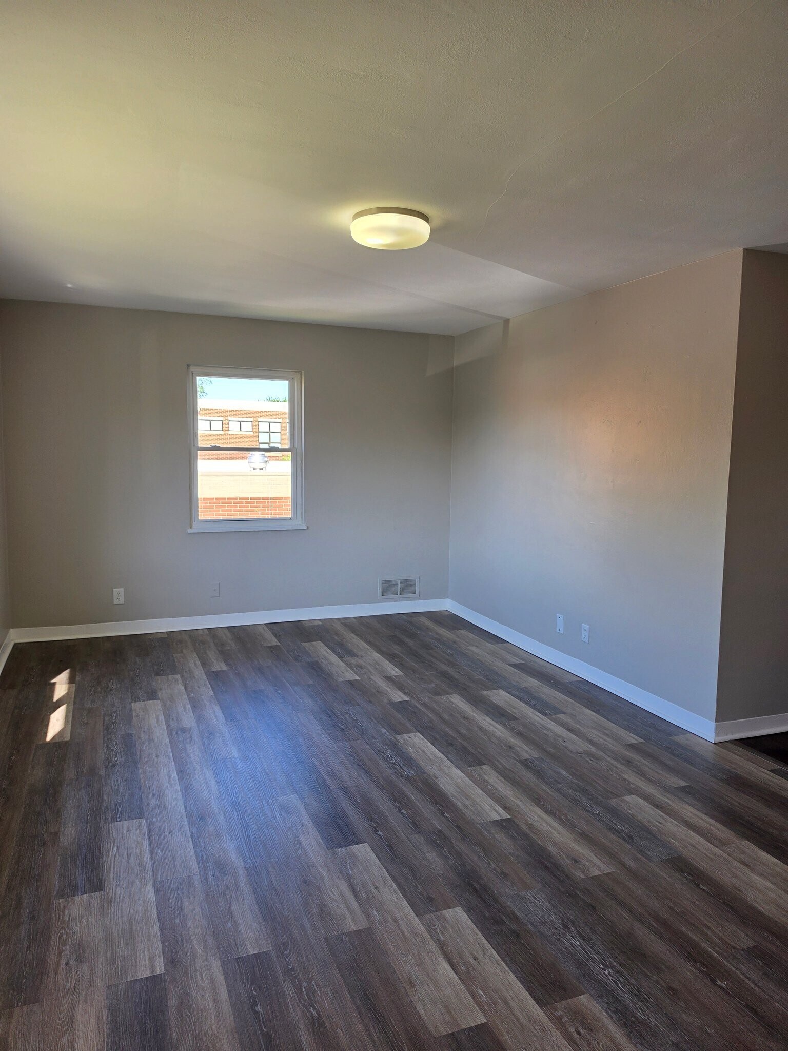 Building Photo - 829 Uhrig Ave