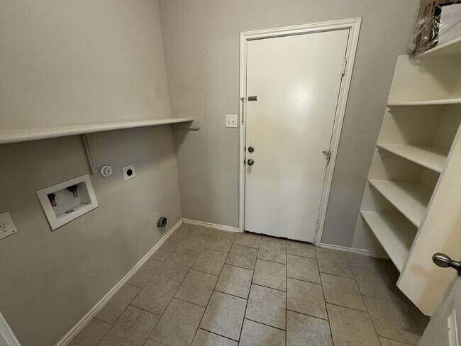 Building Photo - Three bed two bath two car garage in Cotto...