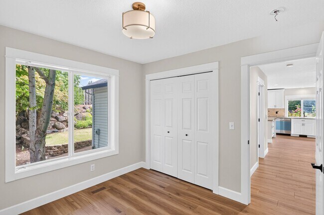 Building Photo - Beautifully Refreshed Clackamas Home with Bright Interiors & Private Backyard Retreat