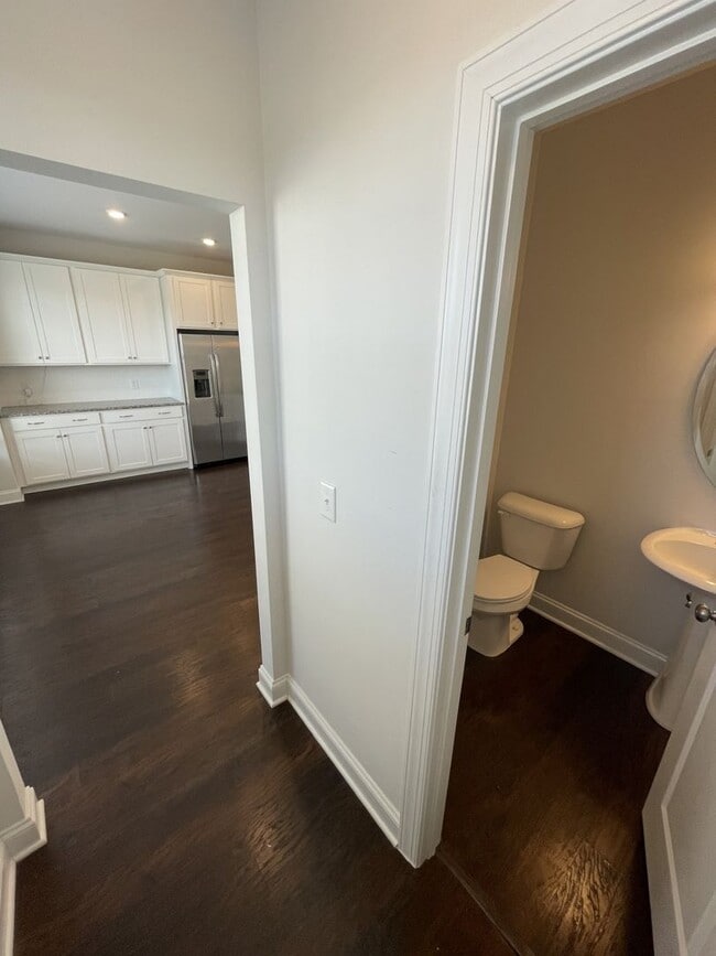 Building Photo - 3 Bd 3.5 Ba end unit townhouse