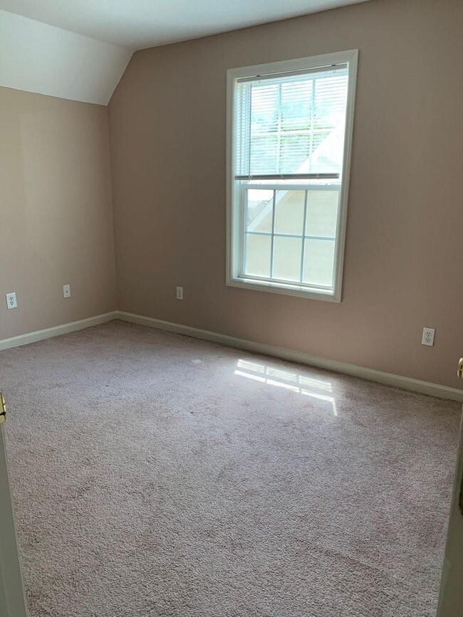 Building Photo - Charming 3BR/2.5BA Two-Story Home with Fenced Backyard