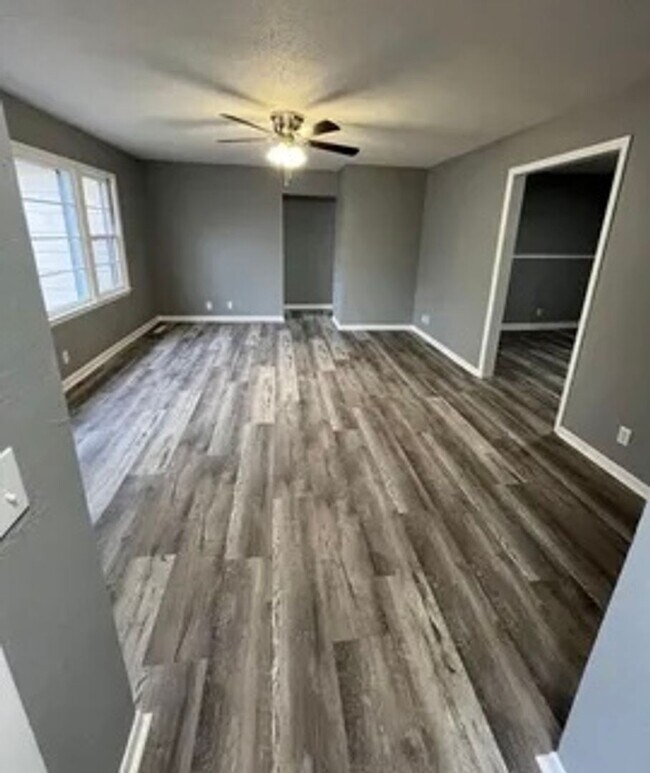 Building Photo - 3 bedroom/2 bath house