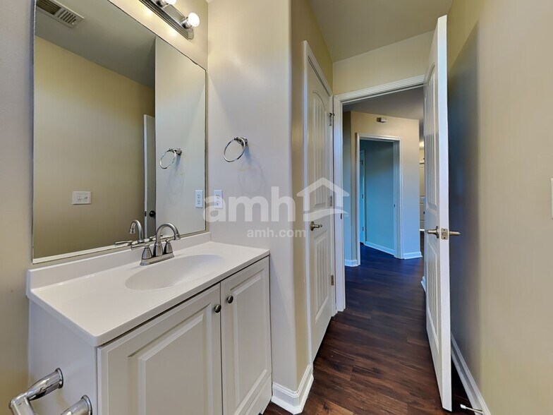 Building Photo - 170 Lake Pointe Dr