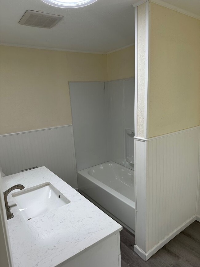 Building Photo - North Gate - Cozy 2 bed/ 1 bath house with...