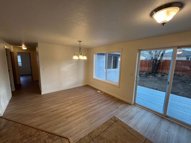 Building Photo - 3 Bed/2 Bath Single Level Home in NE Bend - Near St. Charles