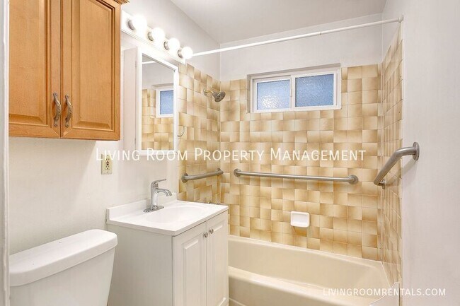 Building Photo - 3135 NE 86th Ave