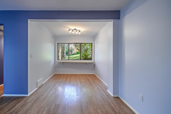 Building Photo - 2120 Pauline Blvd