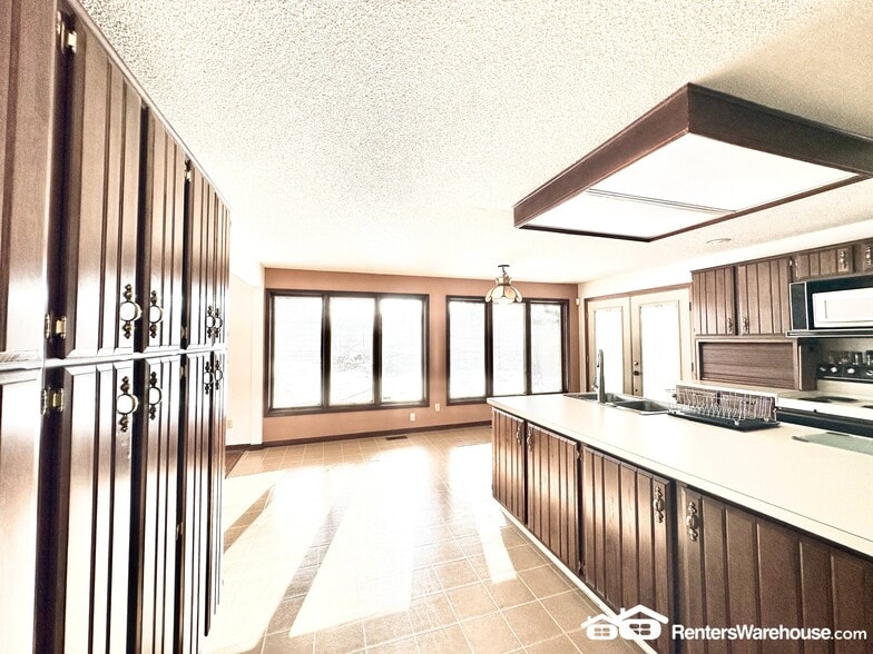 Building Photo - 3006 Fleur Dr