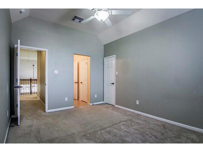 Building Photo - 10207 White Pines Dr