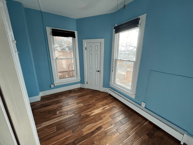 Building Photo - Beautiful 2 bed 1 bath in unit W/D, renovated kitchen, walkablitiy!