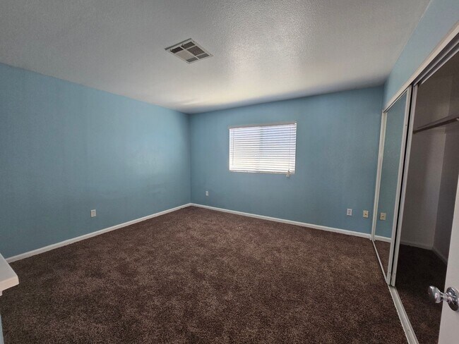 Building Photo - 1602 W Ave H4