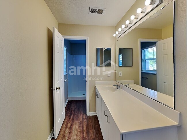 Building Photo - 16000 Wilkinson Dr