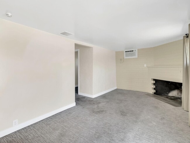 Building Photo - 544 W 17th Pl